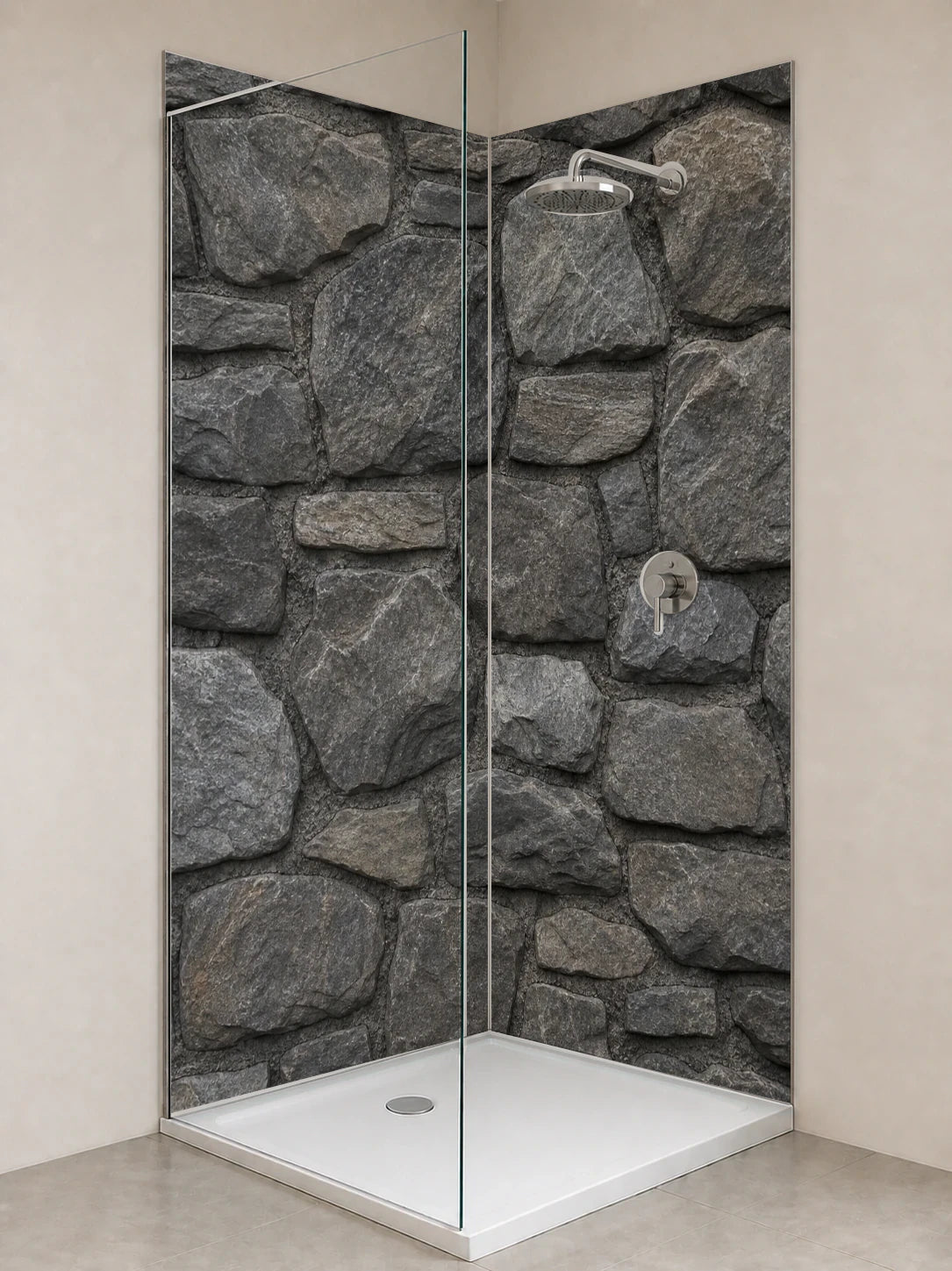Duschrückwand „Schieferwand in Graphit“ als installierte Rückwand in einer hellen Dusche