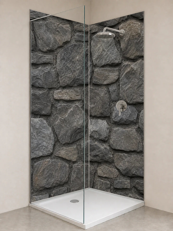 Duschrückwand „Schieferwand in Graphit“ als installierte Rückwand in einer hellen Dusche