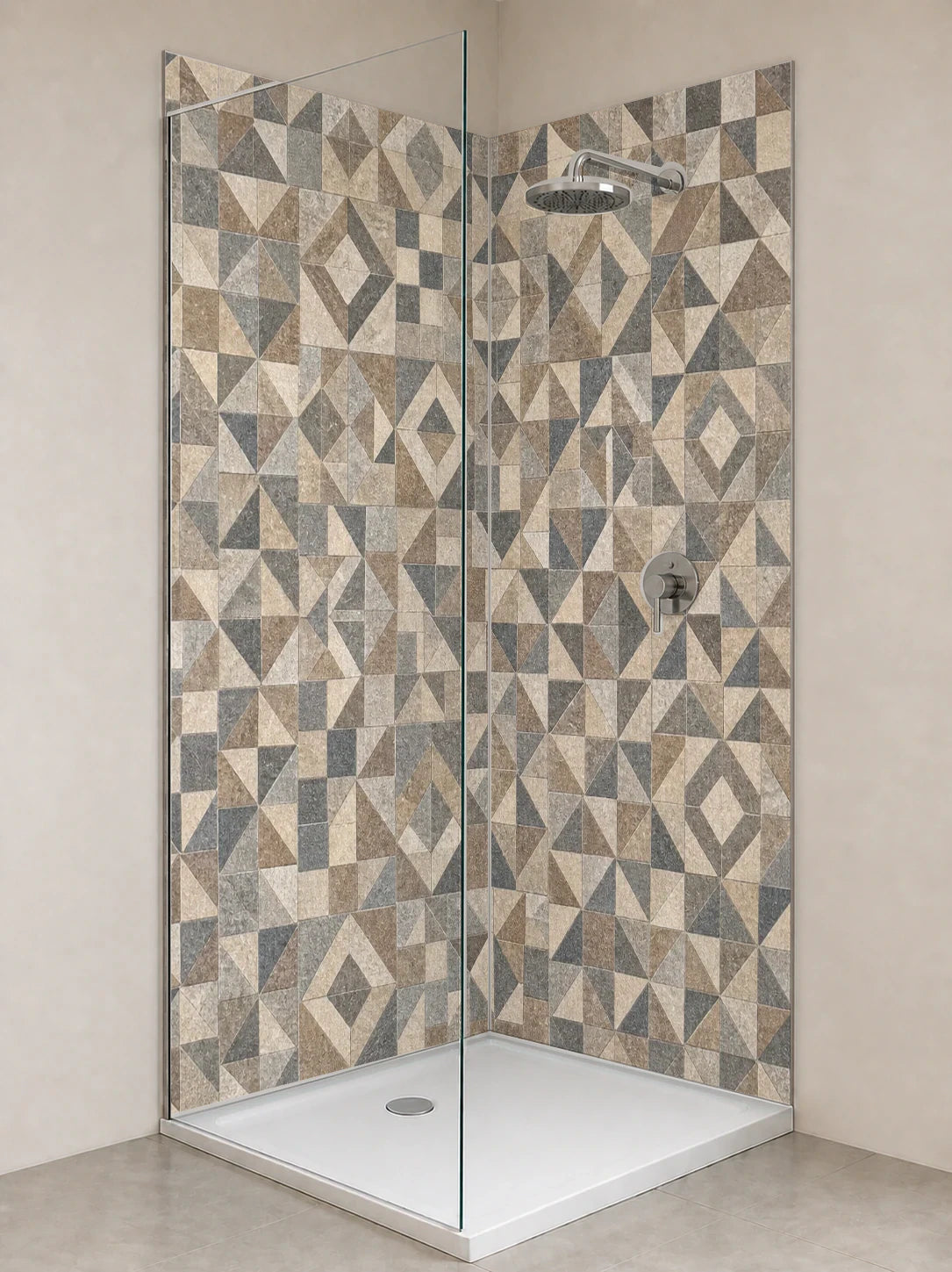 Duschrückwand „Verblasstes Mosaikgewebe“ als installierte Rückwand in einer hellen Dusche