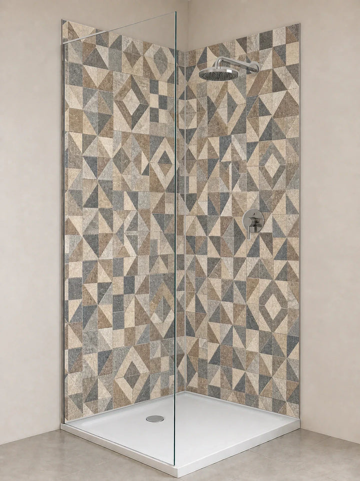 Duschrückwand „Verblasstes Mosaikgewebe“ als installierte Rückwand in einer hellen Dusche