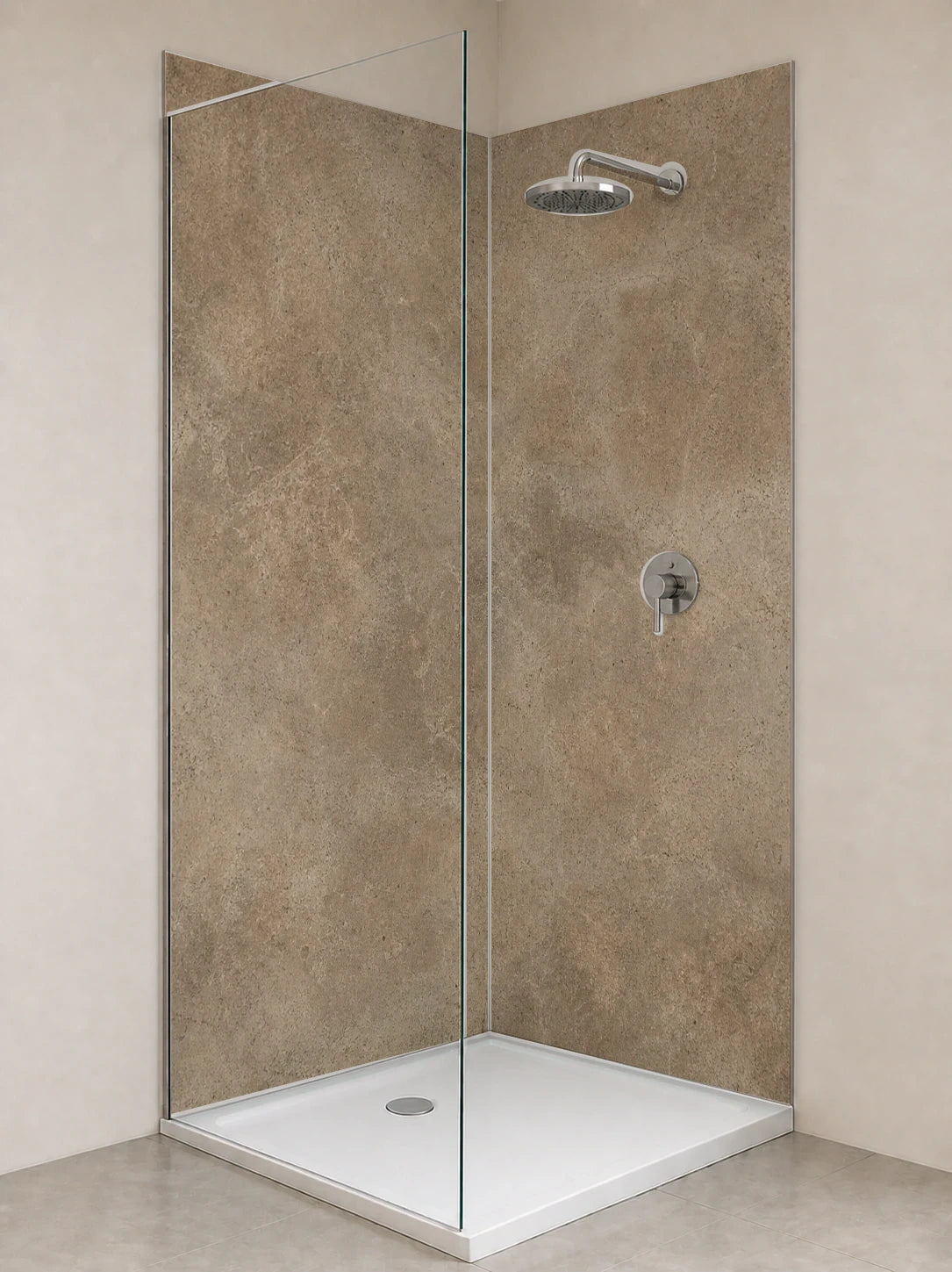Duschrückwand „Zementpatina in Umbra“ als installierte Rückwand in einer hellen Dusche