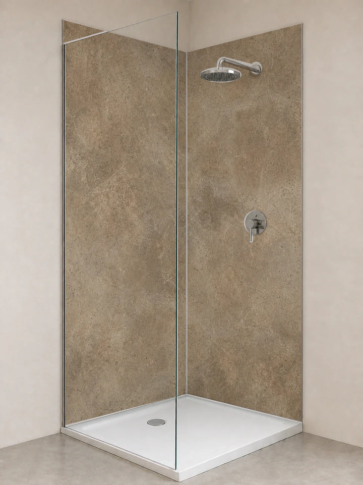 Duschrückwand „Zementpatina in Umbra“ als installierte Rückwand in einer hellen Dusche