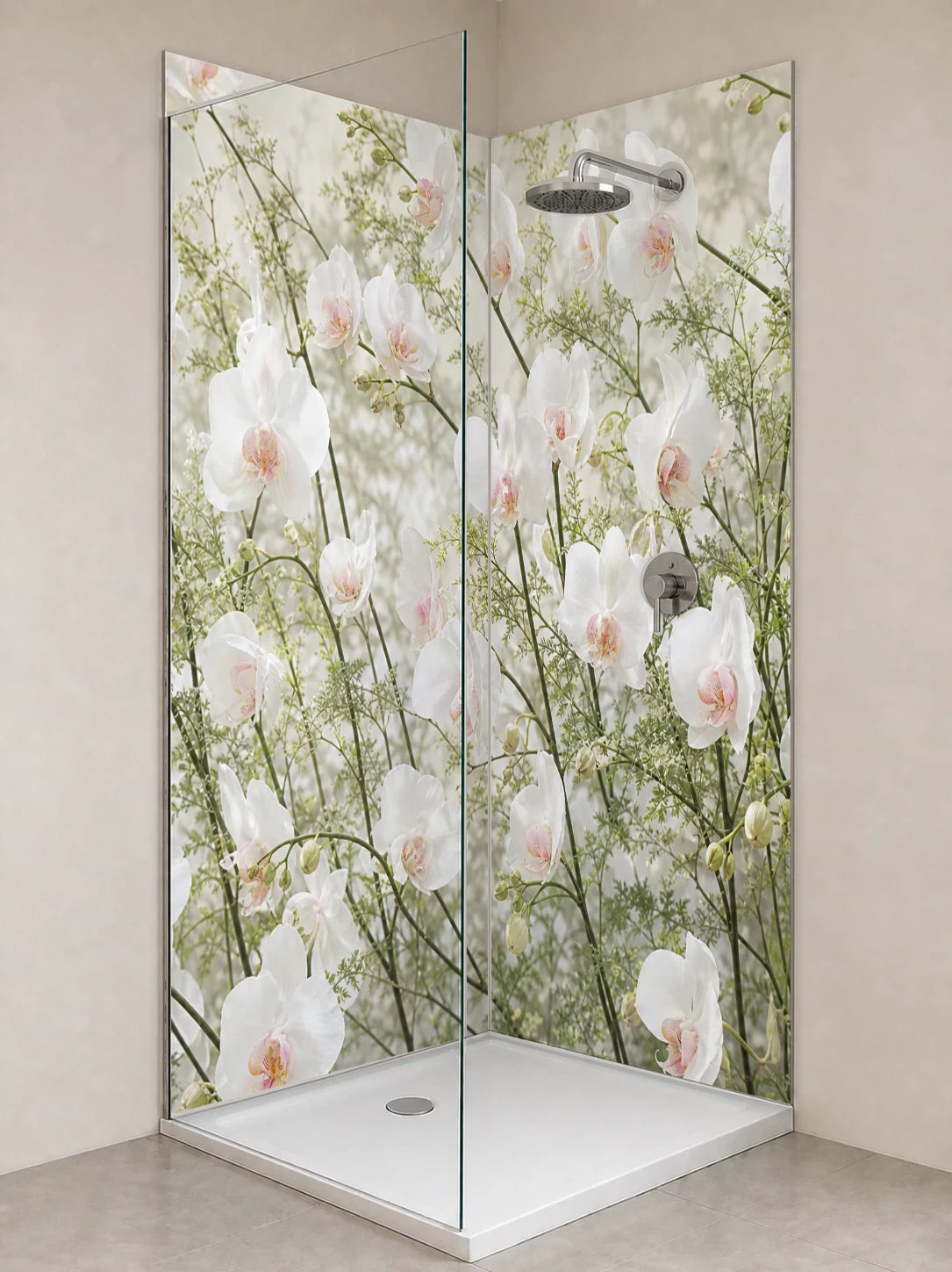 Duschrückwand „Orchideenlicht in Rosé“ als installierte Rückwand in einer hellen Dusche