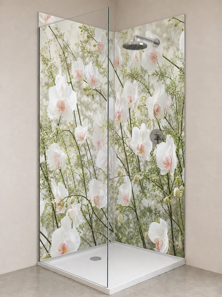 Duschrückwand „Orchideenlicht in Rosé“ als installierte Rückwand in einer hellen Dusche