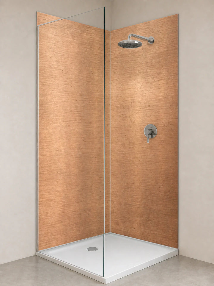 Duschrückwand „Gebürstetes Kupfergold“ als installierte Rückwand in einer hellen Dusche