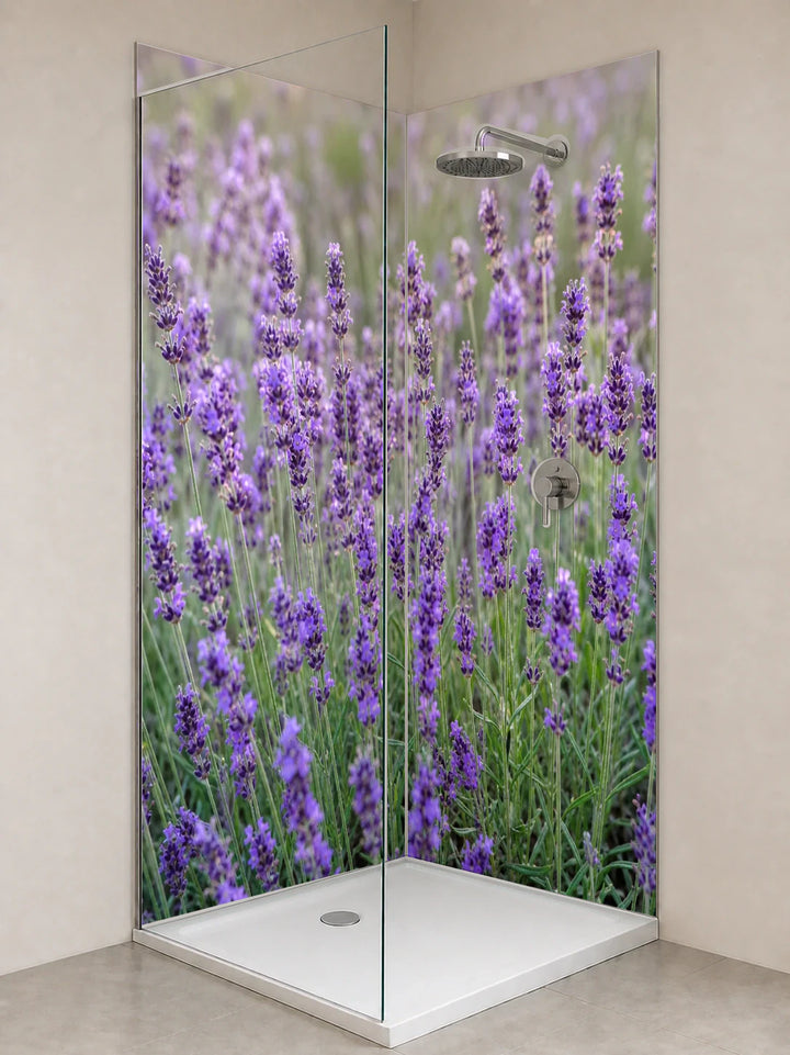 Duschrückwand „Lavendel im sanften Dunst“ als installierte Rückwand in einer hellen Dusche