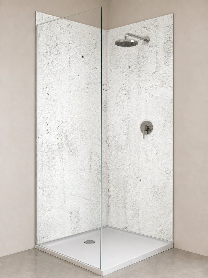 Duschrückwand „Weißbeton mit feiner Porung“ als installierte Rückwand in einer hellen Dusche