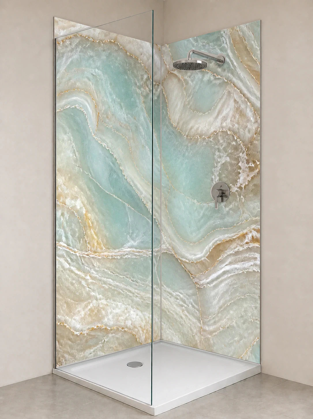Duschrückwand „Aqua-Bänder aus Poliertem Onyx-Marmor“ als installierte Rückwand in einer hellen Dusche