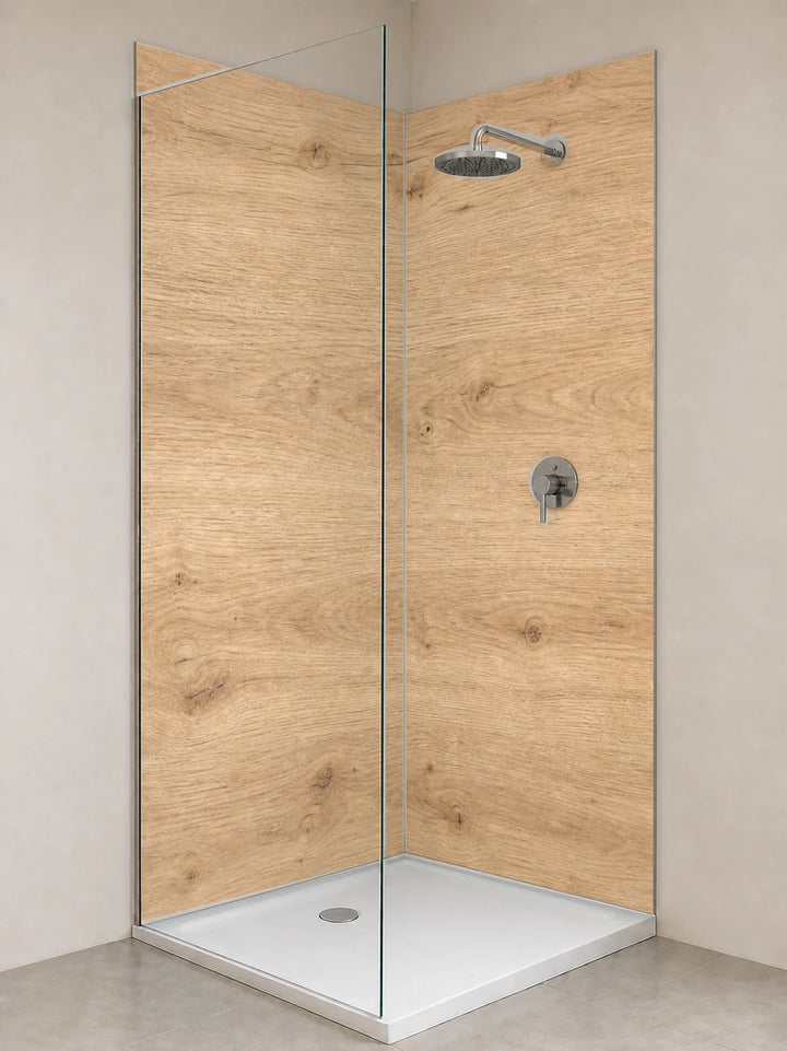 Duschrückwand „Sandhelle Holzmaserung“ als installierte Rückwand in einer hellen Dusche
