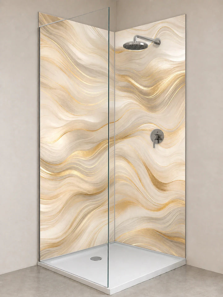 Duschrückwand „Goldwellen auf Cremigem Grund“ als installierte Rückwand in einer hellen Dusche