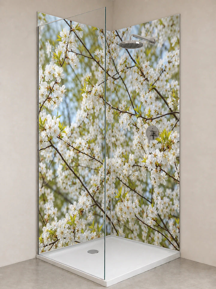 Duschrückwand „Kirschblüten im Frühlingshauch“ als installierte Rückwand in einer hellen Dusche