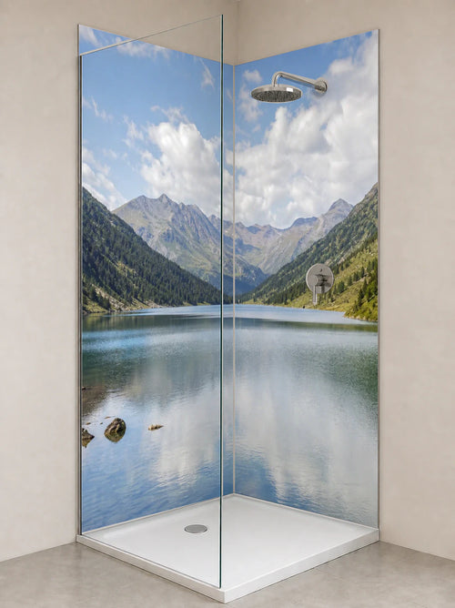 Duschrückwand „Alpensee in Fernblau“ als installierte Rückwand in einer hellen Dusche