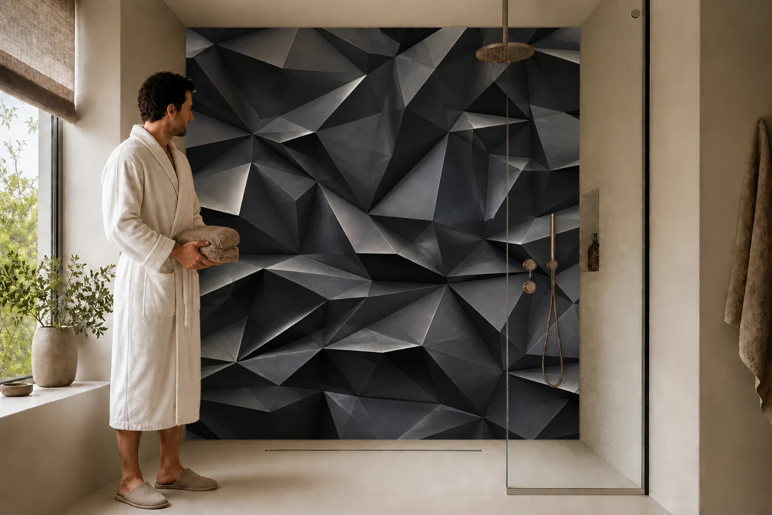 Duschrückwand „Schwarzes Dreieckrelief“ in einer Dusche mit einem Mann im Bademantel