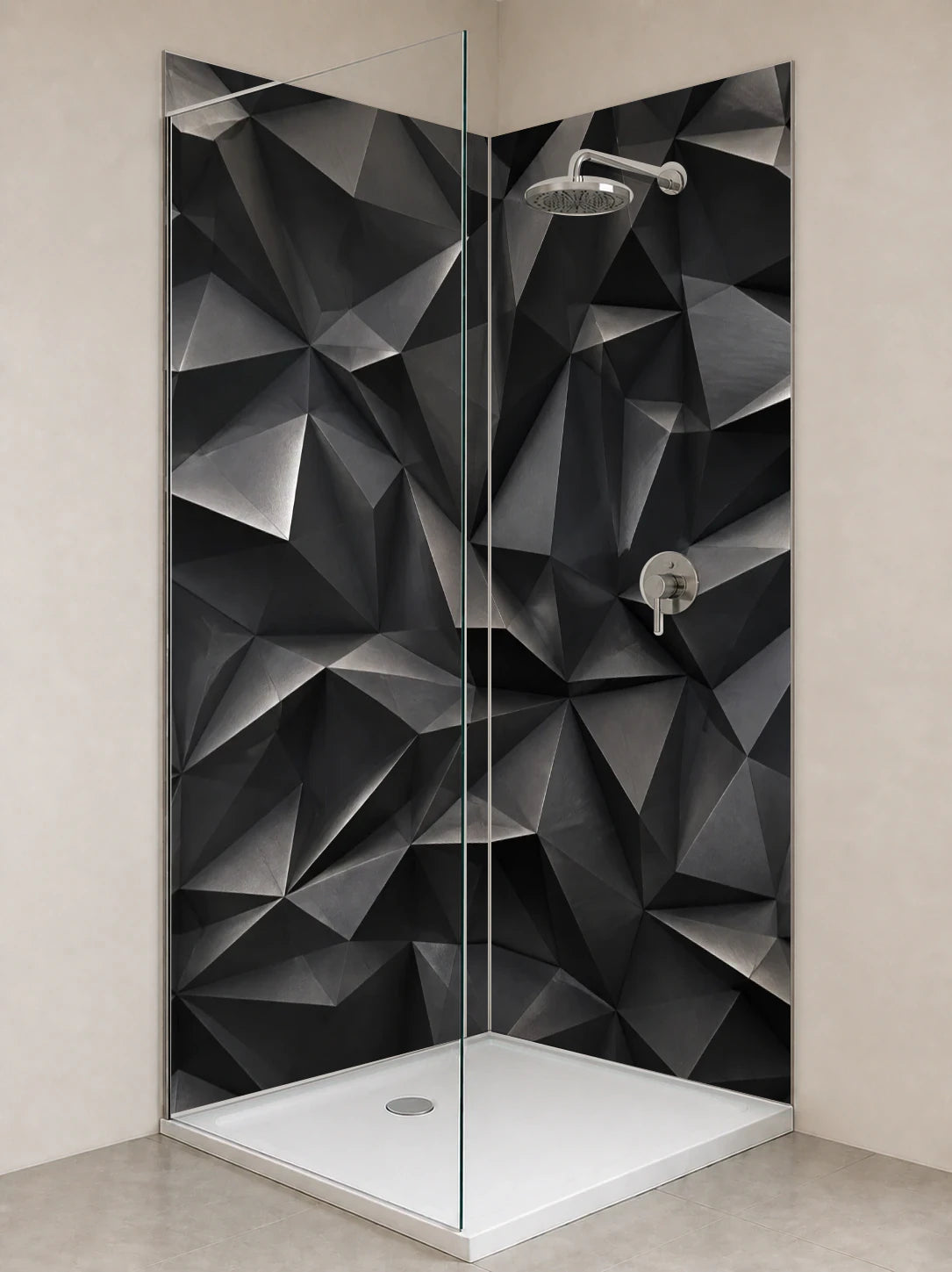 Duschrückwand „Schwarzes Dreieckrelief“ als installierte Rückwand in einer hellen Dusche