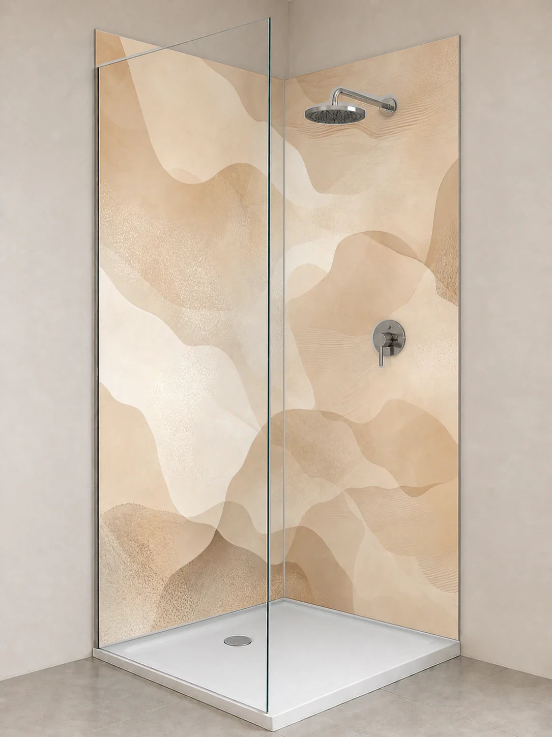 Duschrückwand „Weite Sandbewegung“ als installierte Rückwand in einer hellen Dusche