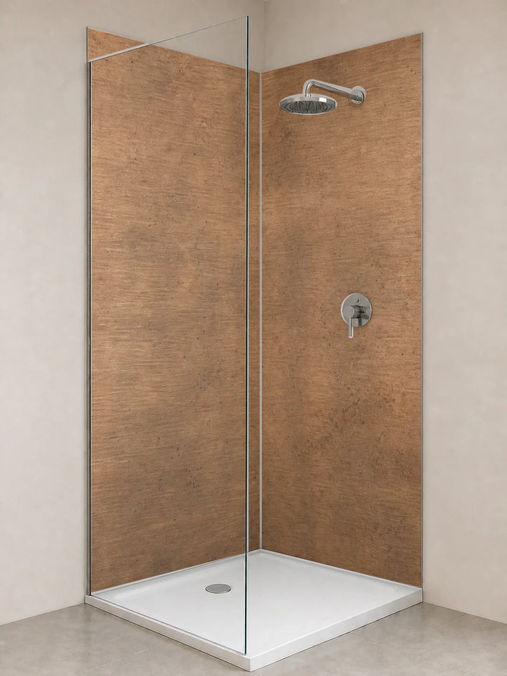 Duschrückwand „Kupferbronze im Abendton“ als installierte Rückwand in einer hellen Dusche
