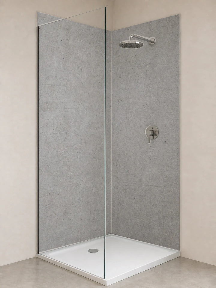Duschrückwand „Kühles Schieferfeld“ als installierte Rückwand in einer hellen Dusche