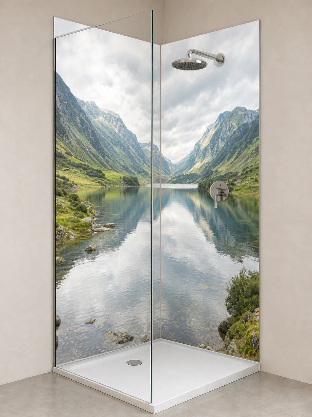 Duschrückwand „Fjordsee in stiller Tiefe“ als installierte Rückwand in einer hellen Dusche