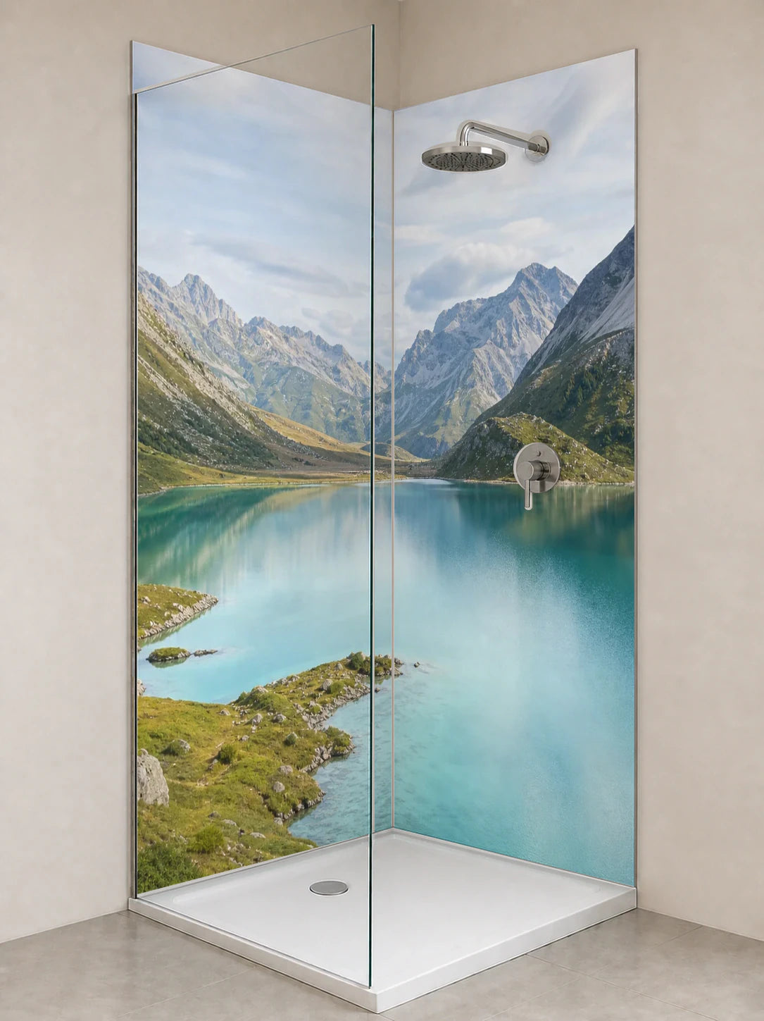 Duschrückwand „Hochsee unter stillen Gipfeln“ als installierte Rückwand in einer hellen Dusche