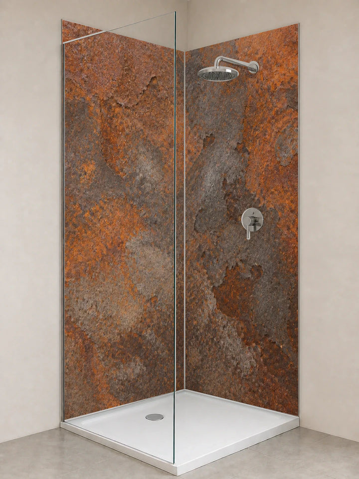 Duschrückwand „Rostpatina in Tieforange“ als installierte Rückwand in einer hellen Dusche