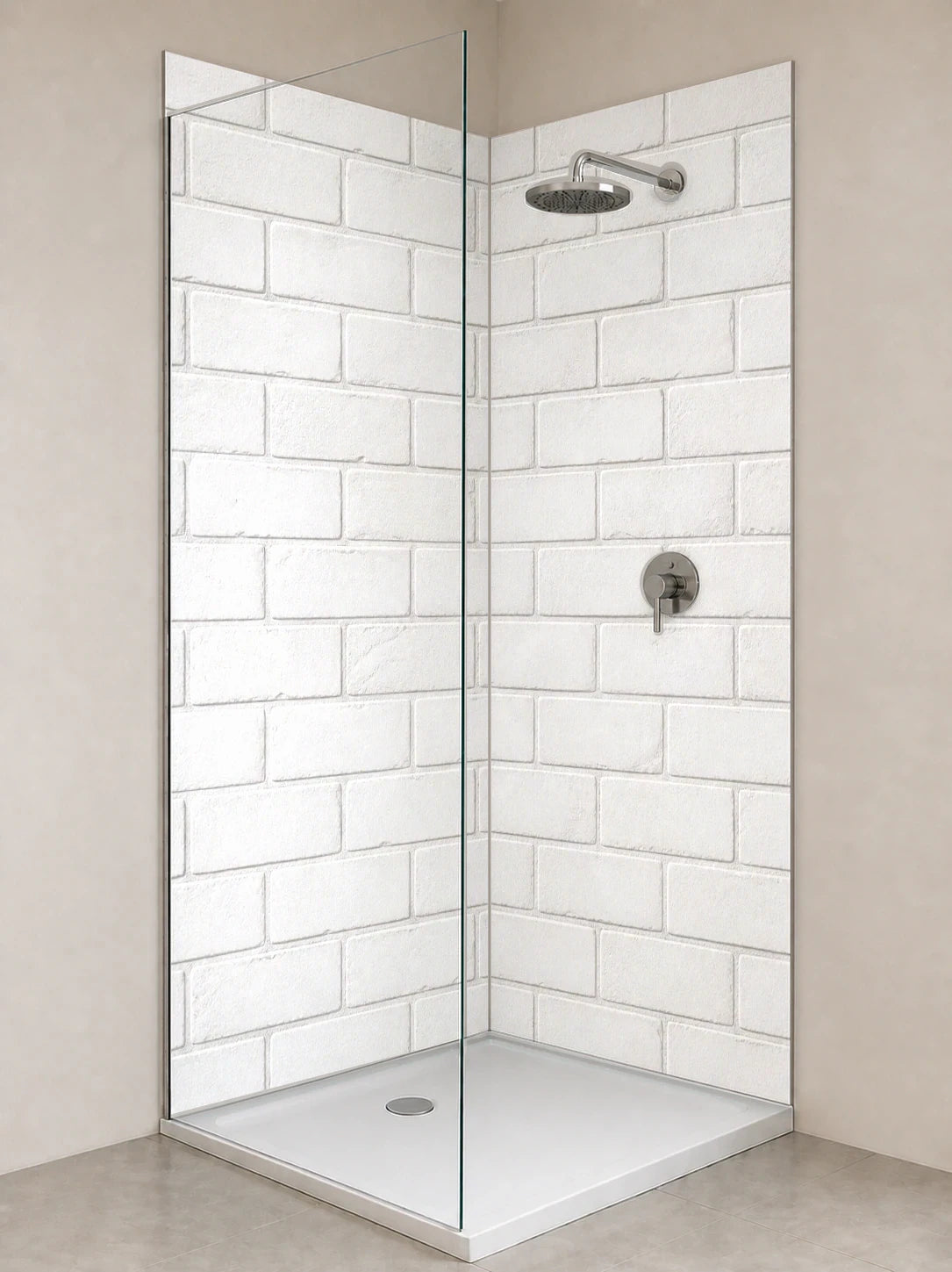 Duschrückwand „Mattweiße Ziegelruhe“ als installierte Rückwand in einer hellen Dusche