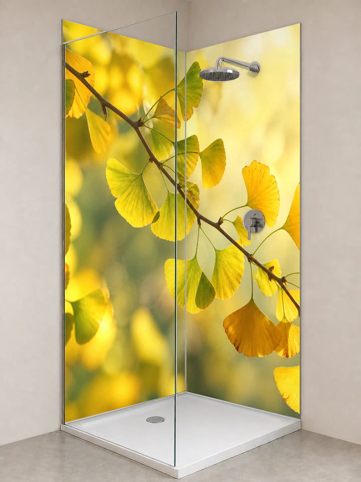 Duschrückwand „Ginkgogold im Gegenlicht“ als installierte Rückwand in einer hellen Dusche