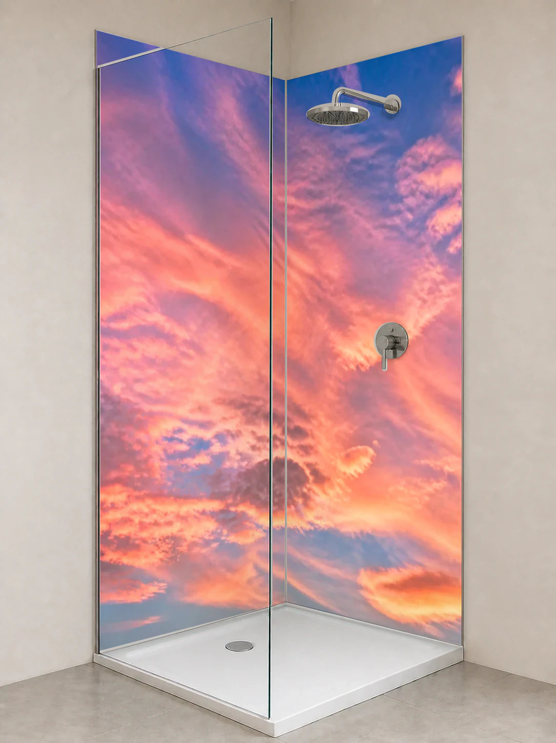 Duschrückwand „Rosenglut in hohen Wolken“ als installierte Rückwand in einer hellen Dusche