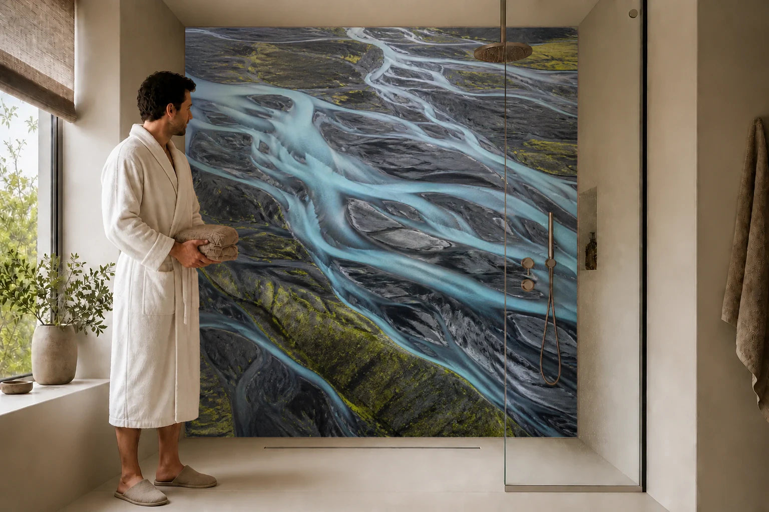 Duschrückwand „Flussadern im schwarzen Hochland“ in einer Dusche mit einem Mann im Bademantel