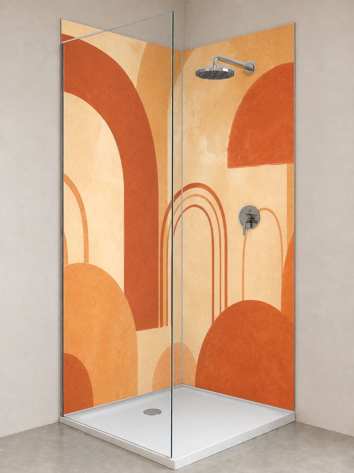 Duschrückwand „Terrakottabögen im Sandrhythmus“ als installierte Rückwand in einer hellen Dusche