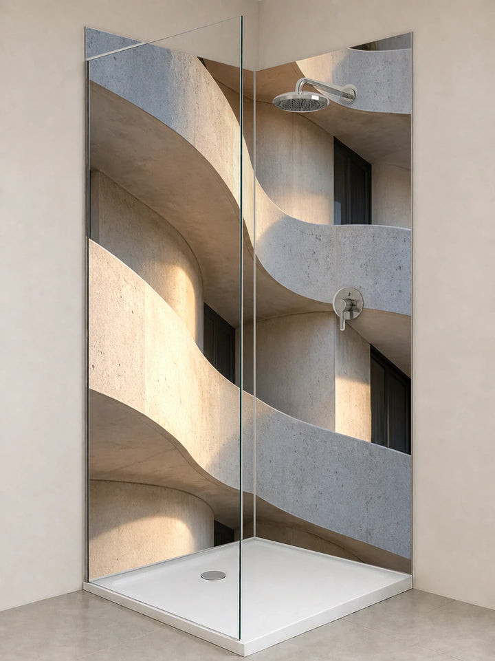 Duschrückwand „Geschwungene Fassade im Morgenlicht“ als installierte Rückwand in einer hellen Dusche