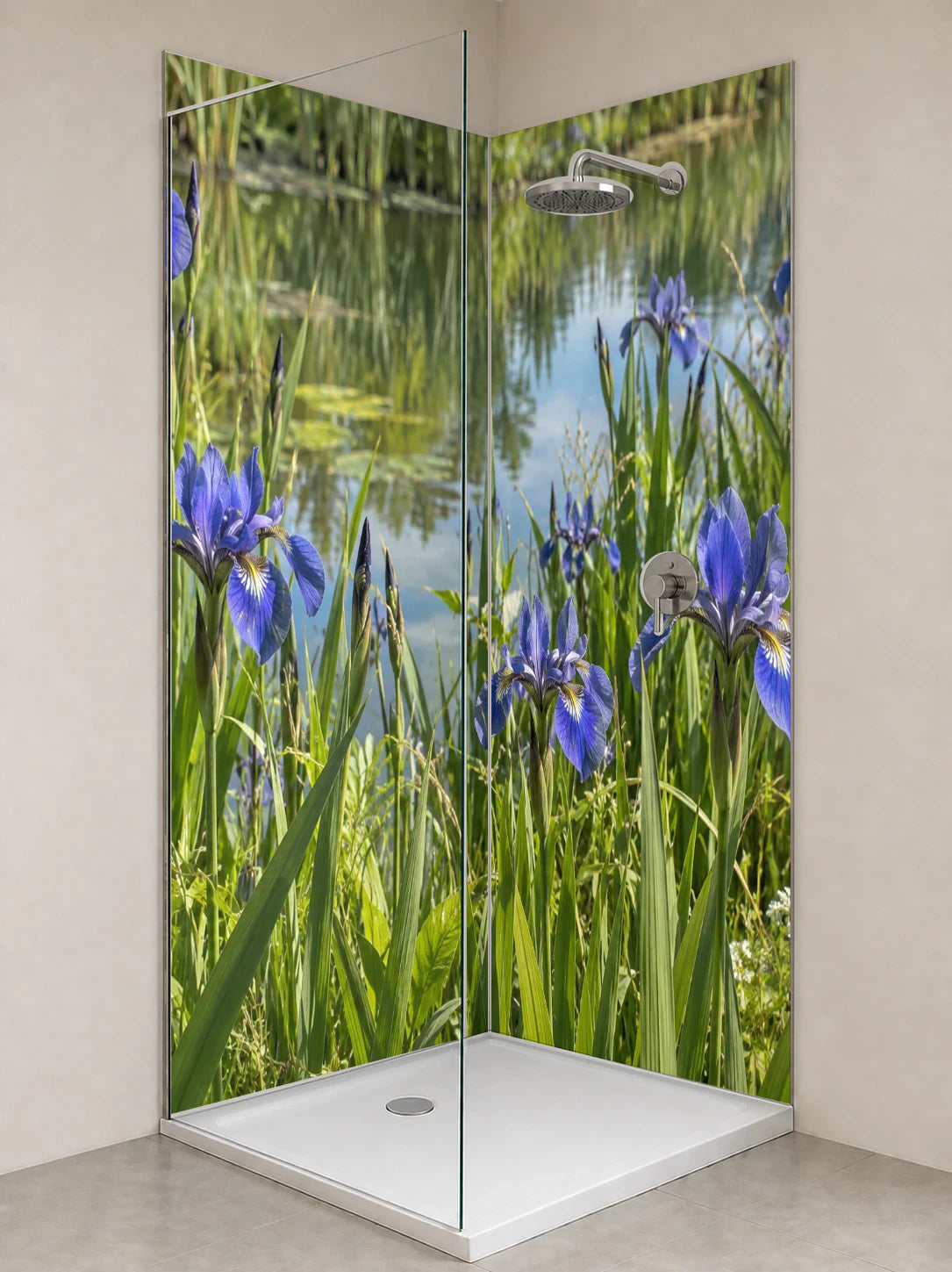 Duschrückwand „Irisblüten am stillen Teichufer“ als installierte Rückwand in einer hellen Dusche