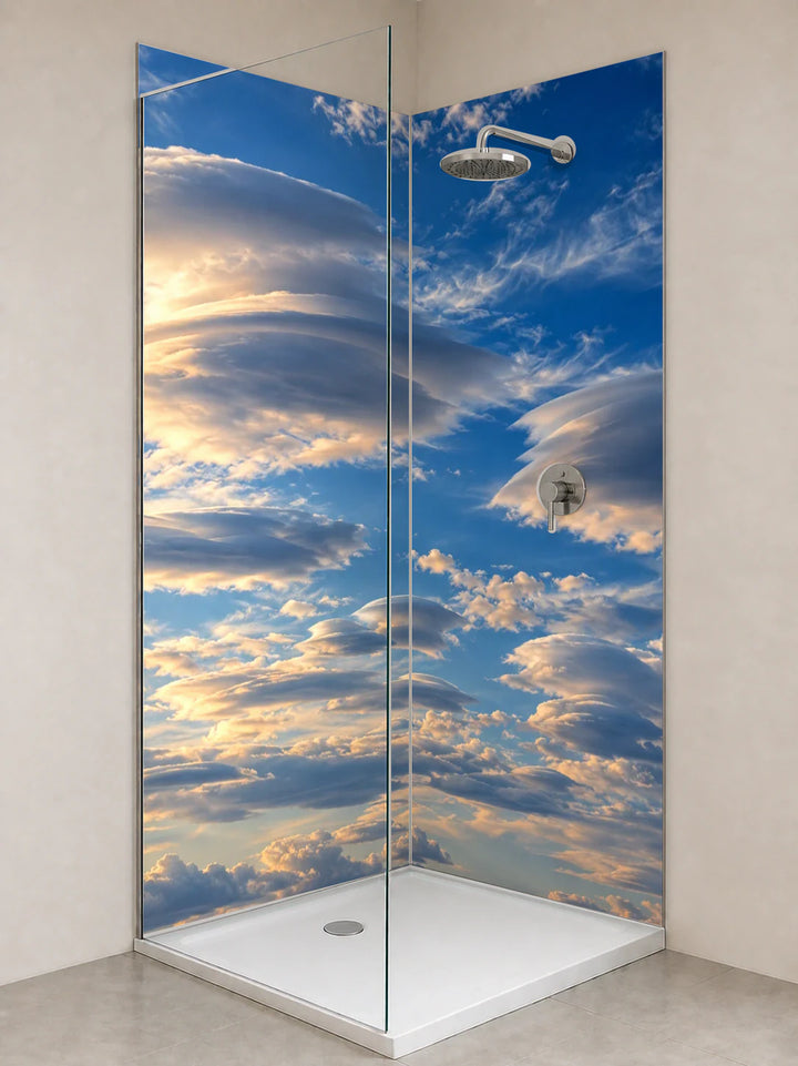 Duschrückwand „Linsenwolken im klaren Blau“ als installierte Rückwand in einer hellen Dusche