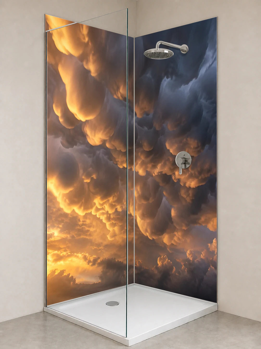 Duschrückwand „Mammatuswolken nach dem Gewitter“ als installierte Rückwand in einer hellen Dusche