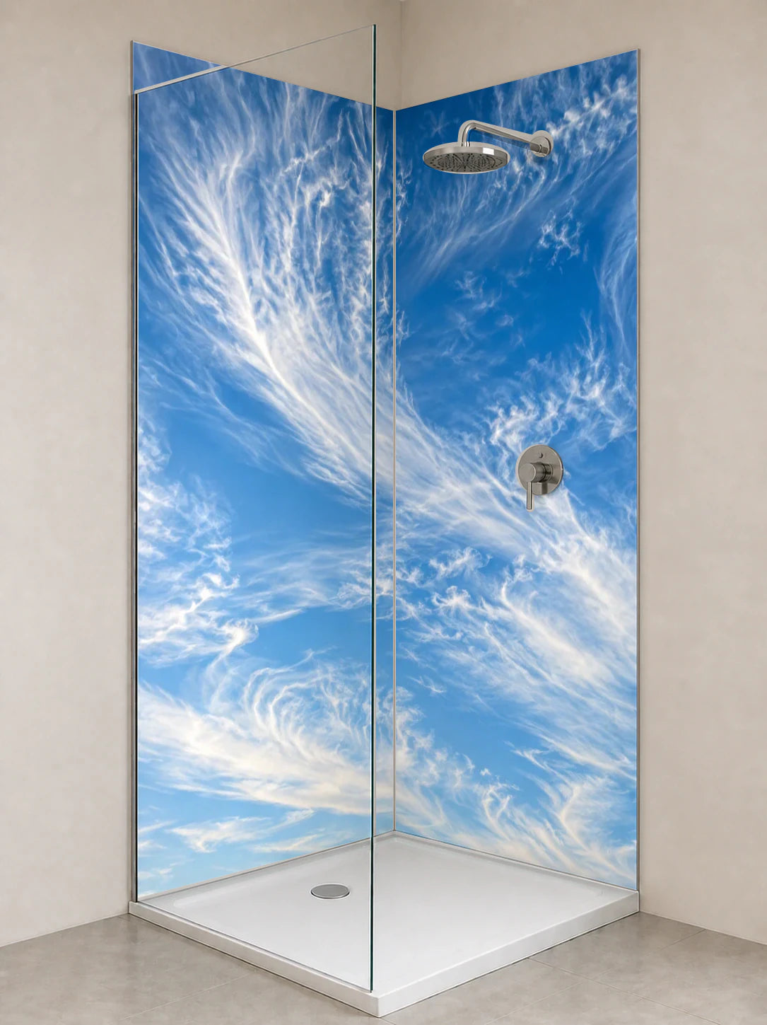 Duschrückwand „Feine Eiswolken im Höhenwind“ als installierte Rückwand in einer hellen Dusche