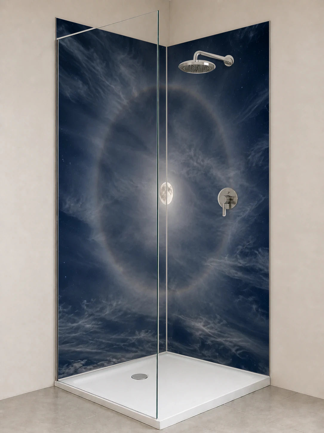 Duschrückwand „Mondhalo in klarer Winternacht“ als installierte Rückwand in einer hellen Dusche