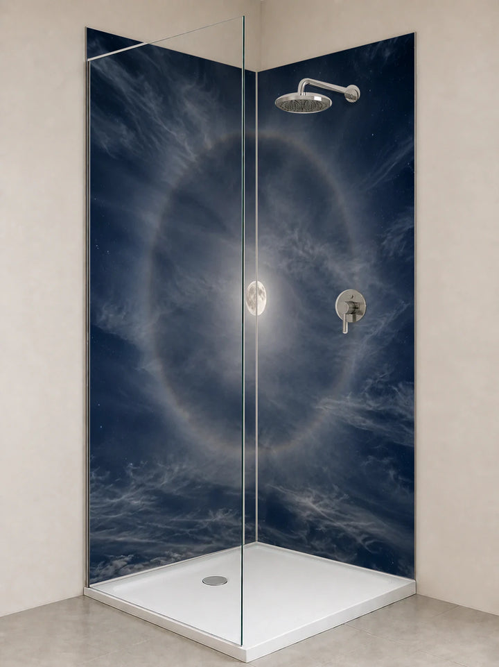 Duschrückwand „Mondhalo in klarer Winternacht“ als installierte Rückwand in einer hellen Dusche