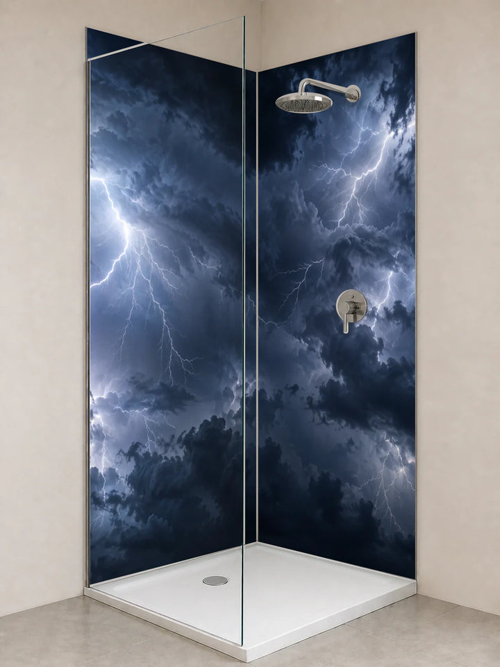 Duschrückwand „Gewitterblitze hinter Regenwolken“ als installierte Rückwand in einer hellen Dusche