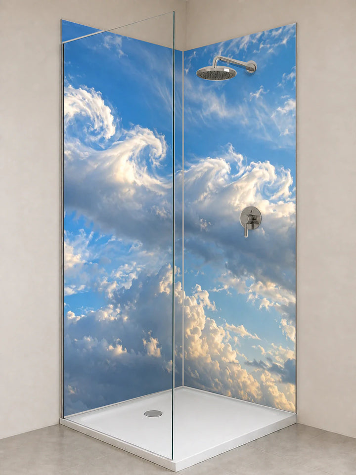 Duschrückwand „Wolkenwellen im Höhenlicht“ als installierte Rückwand in einer hellen Dusche