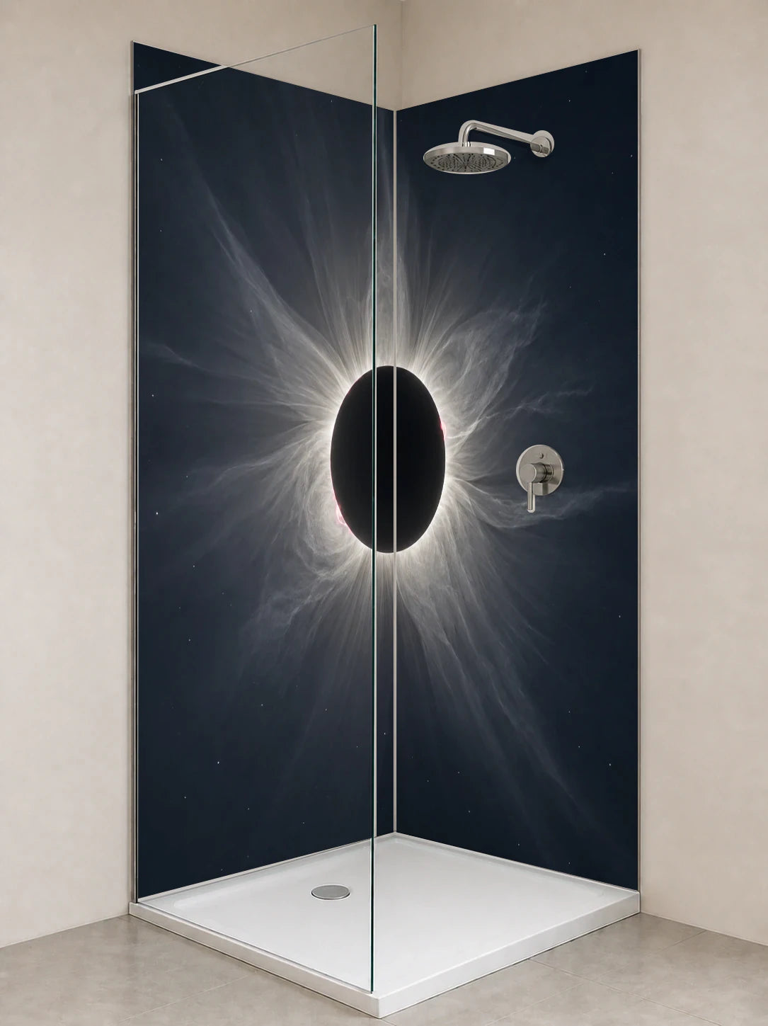 Duschrückwand „Sonnenfinsternis mit feiner Korona“ als installierte Rückwand in einer hellen Dusche