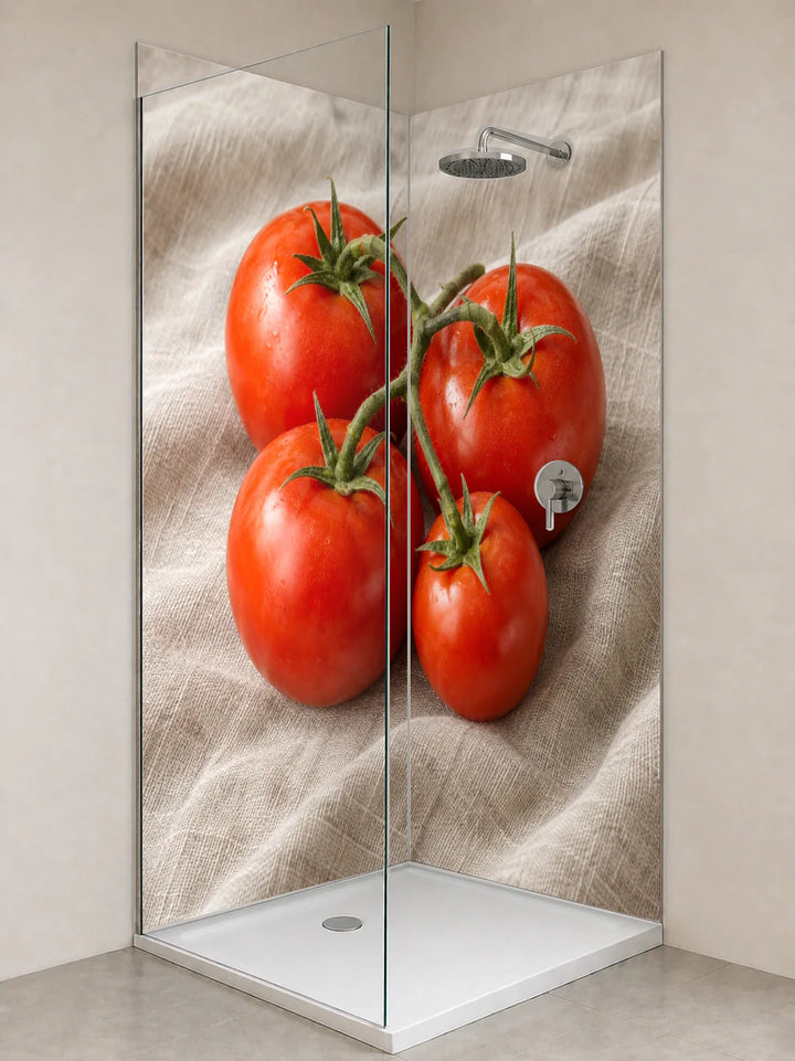Duschrückwand „Tomatenrispe auf Leinen“ als installierte Rückwand in einer hellen Dusche
