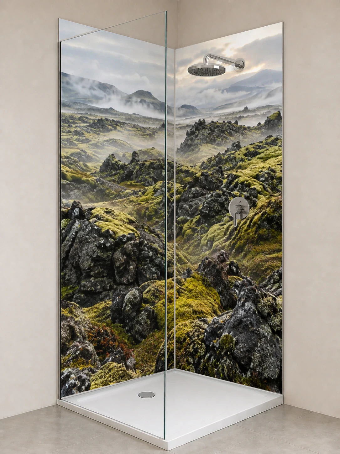 Duschrückwand „Lavafelder unter hellem Nebel“ als installierte Rückwand in einer hellen Dusche