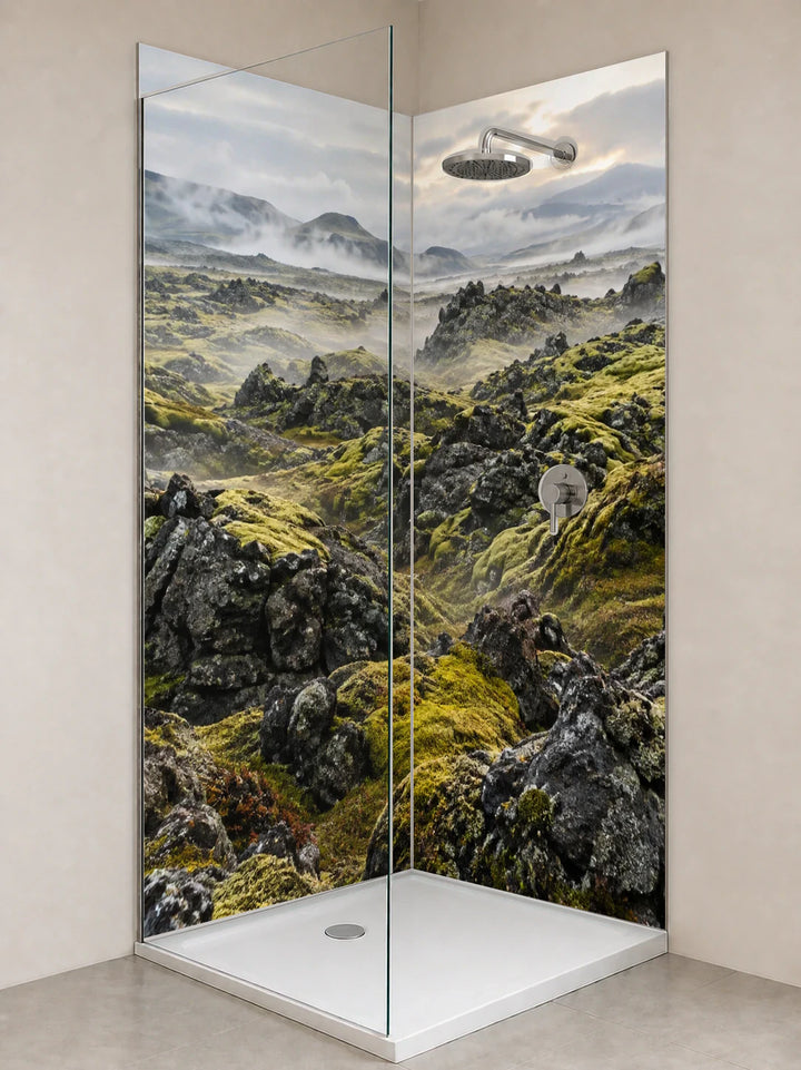Duschrückwand „Lavafelder unter hellem Nebel“ als installierte Rückwand in einer hellen Dusche