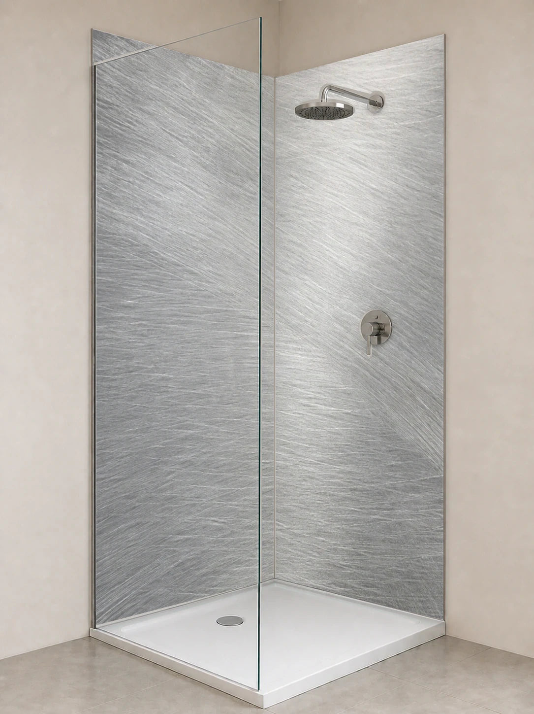 Duschrückwand „Gebürstetes Aluminium mit Kreuzschliff“ als installierte Rückwand in einer hellen Dusche