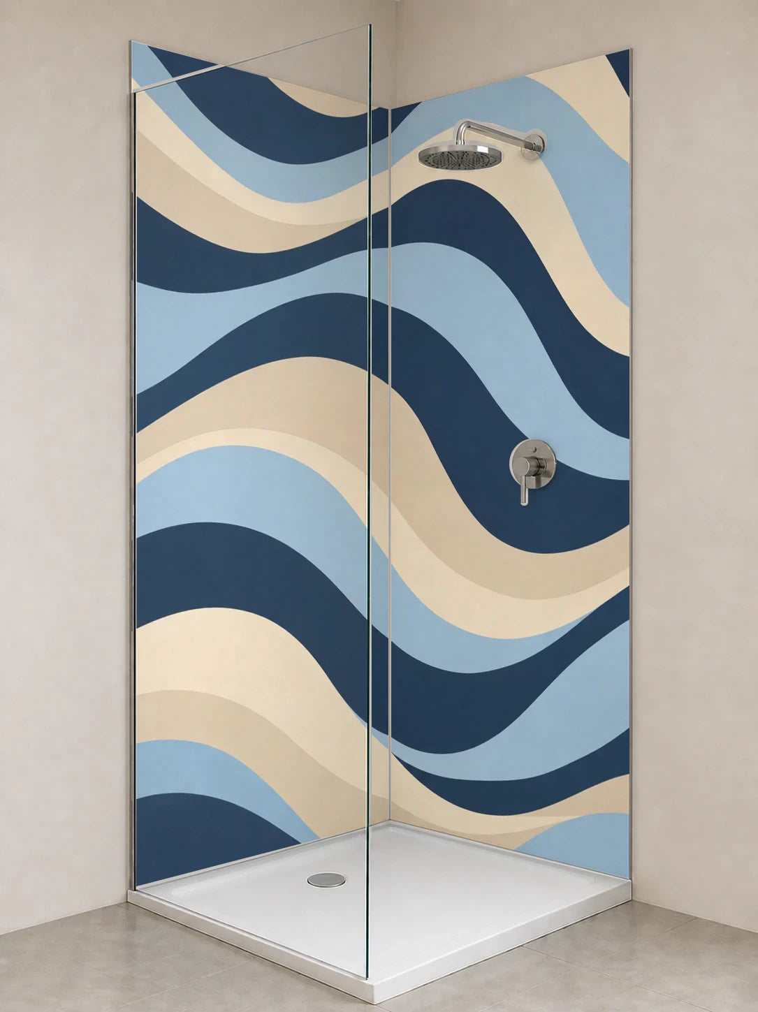 Duschrückwand „Wellenbänder in Blau und Sand“ als installierte Rückwand in einer hellen Dusche
