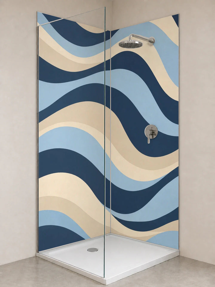 Duschrückwand „Wellenbänder in Blau und Sand“ als installierte Rückwand in einer hellen Dusche
