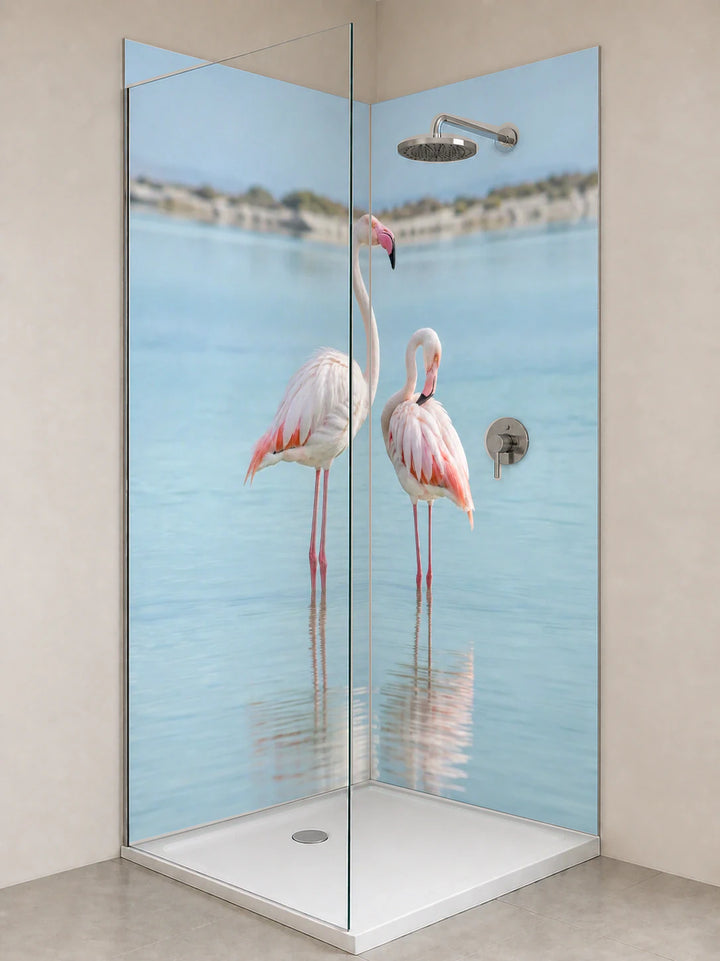 Duschrückwand „Flamingopaar im stillen Wasser“ als installierte Rückwand in einer hellen Dusche