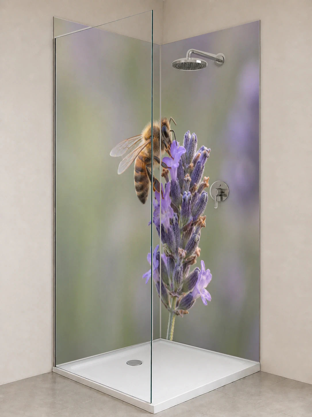 Duschrückwand „Biene auf einer Lavendelblüte“ als installierte Rückwand in einer hellen Dusche