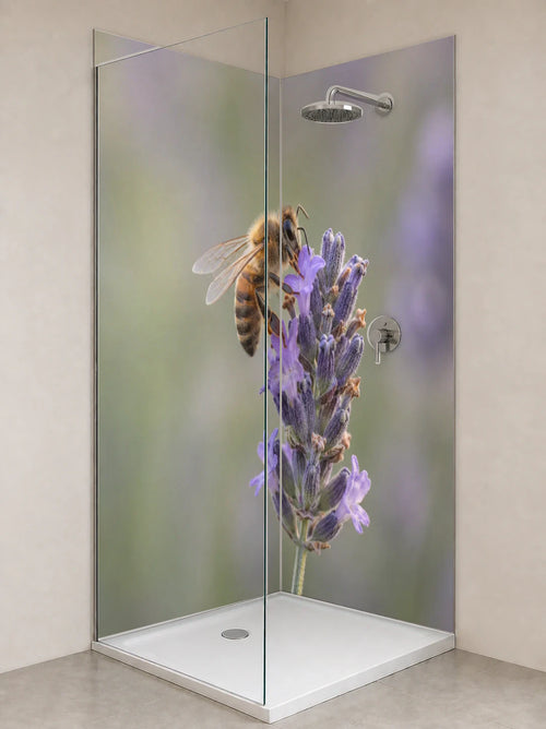 Duschrückwand „Biene auf einer Lavendelblüte“ als installierte Rückwand in einer hellen Dusche
