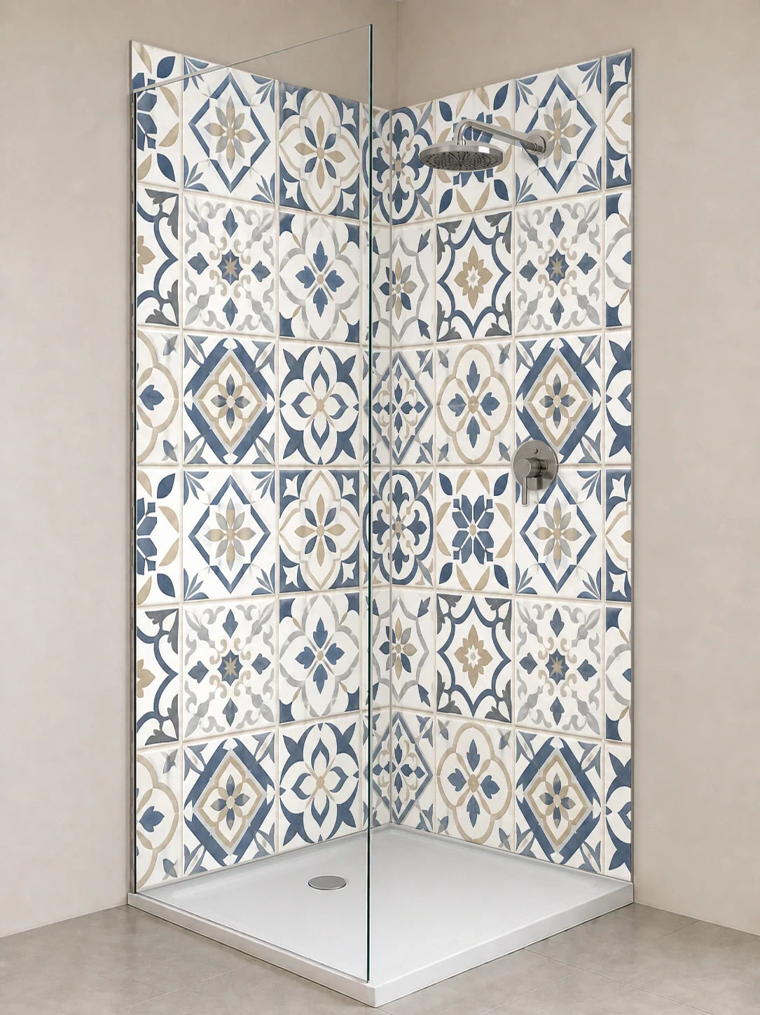 Duschrückwand „Küstenblaues Ornamentmosaik“ als installierte Rückwand in einer hellen Dusche