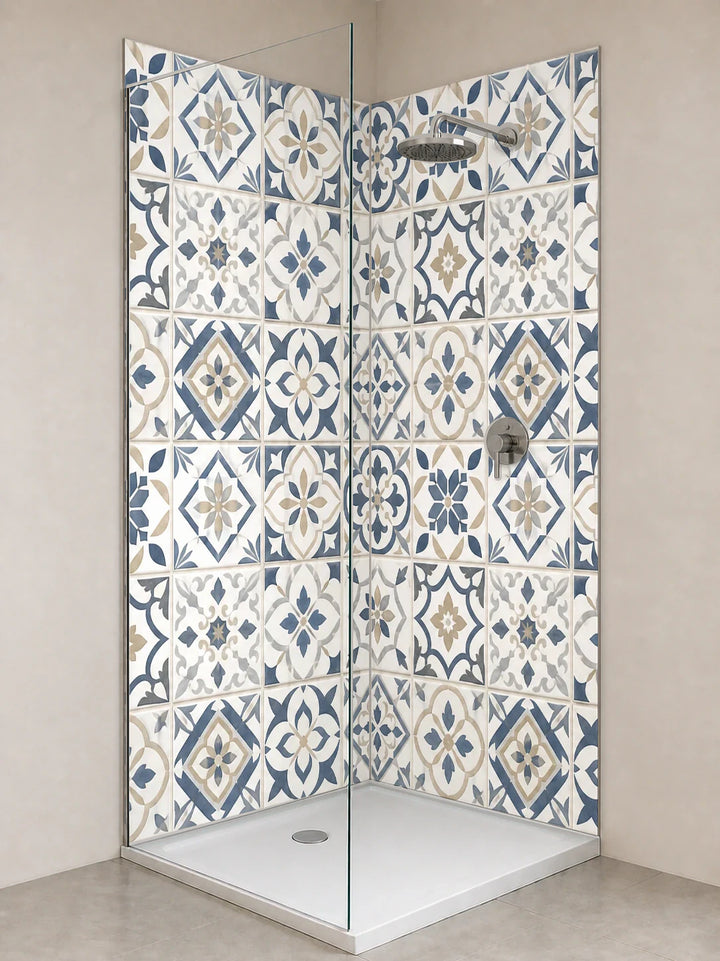 Duschrückwand „Küstenblaues Ornamentmosaik“ als installierte Rückwand in einer hellen Dusche